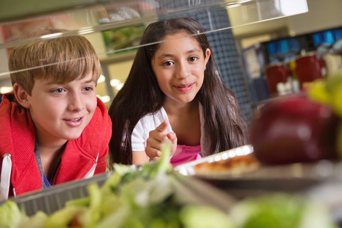 Students-choosing-healthy-food